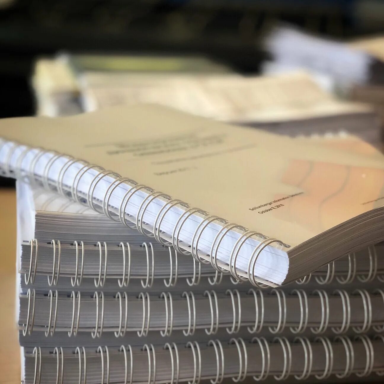 переплет на пластиковую пружину брошюра. переплет печать. переплет печать. брошюровка а3. книга в твердом переплете.