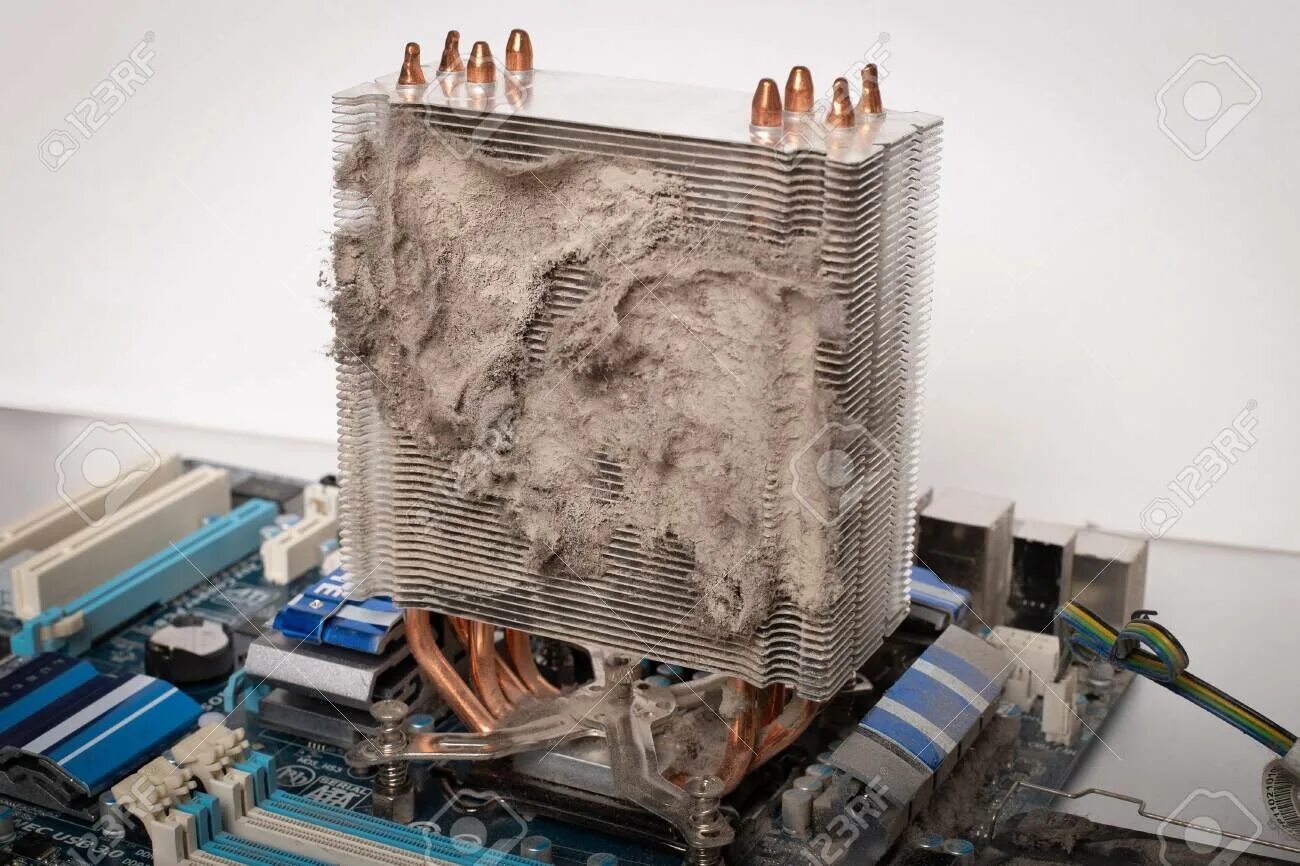 Радиатор для процессора. Пыльный кулер процессора. Пыльный радиатор процессора. Башенный кулер на видеокарту. Кулер пыль