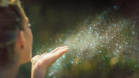 Один лунный луч просочившись сквозь пыльное годами