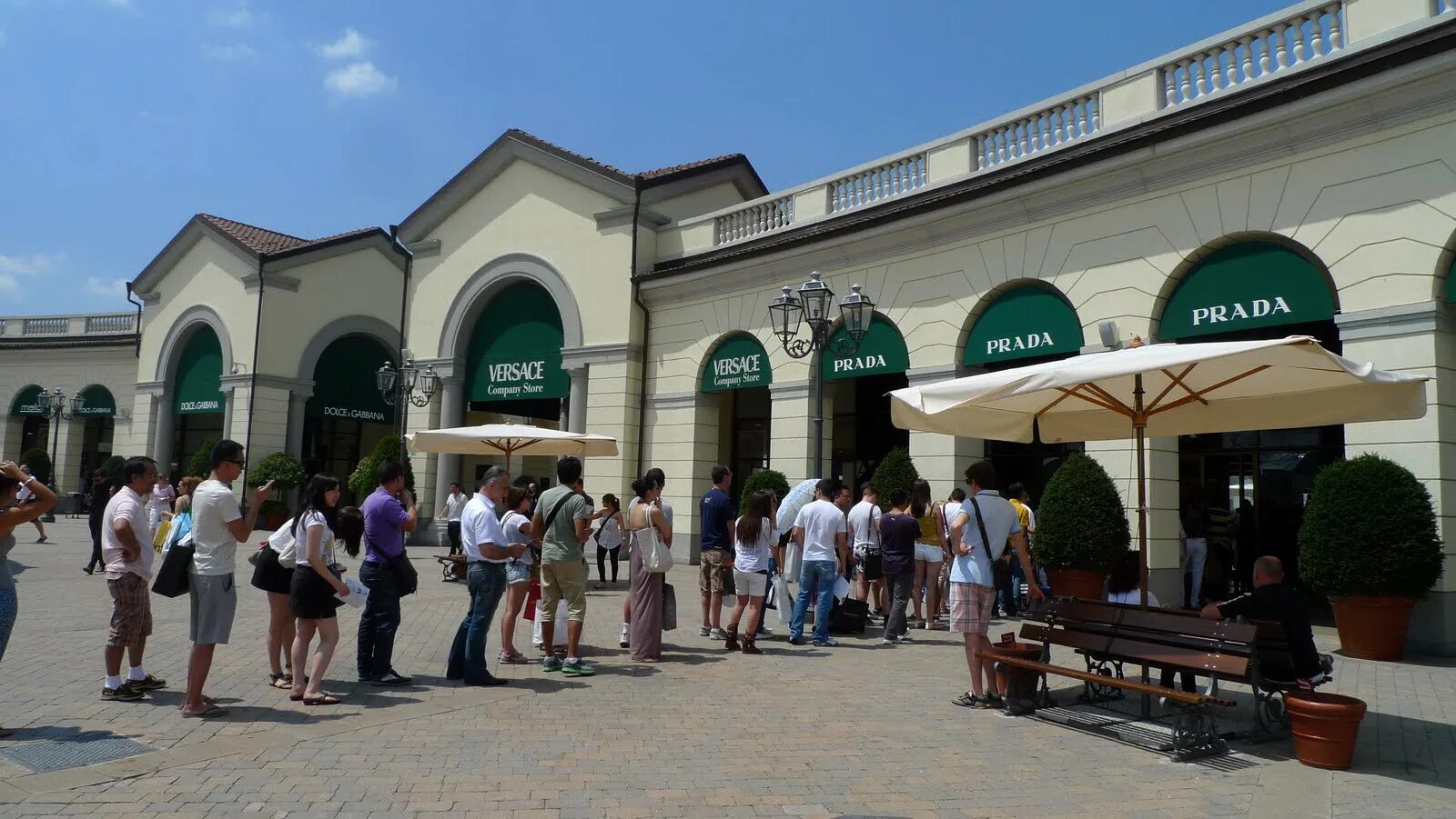 Serravalle outlet. Аутлет Италия Серравалле. Serravalle Outlet в Милане. Серравалле Скривия.