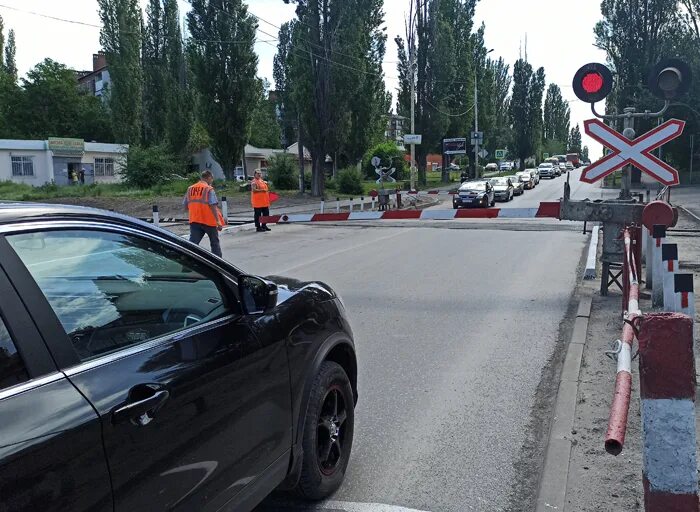 Запрещающий сигнал жд переезда. Движение через железнодорожные пути пдд. Железнодорожный переезд. Проезд на красный через жд переезд. Штраф за проезд на красный на жд переезде.