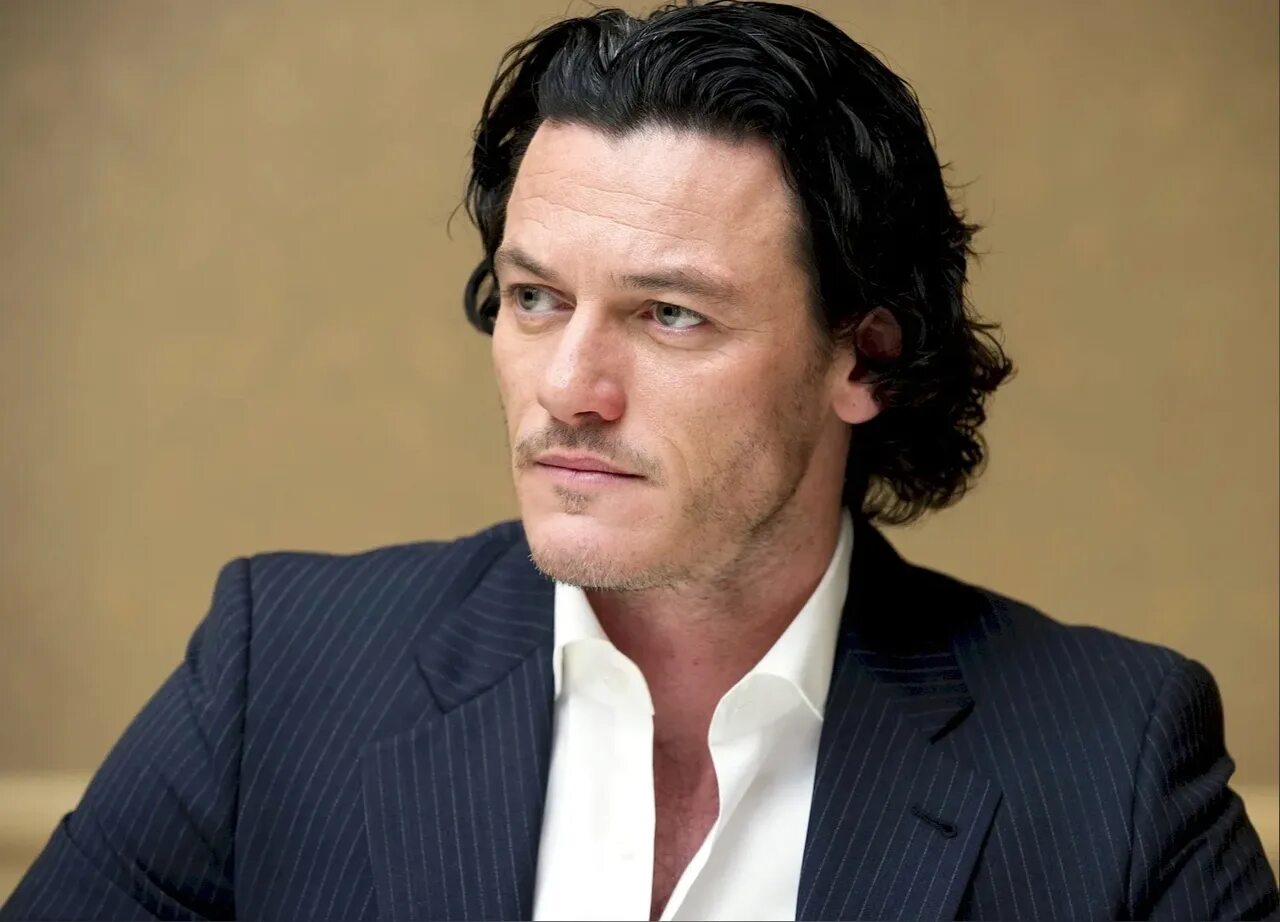 Luke evans. Люк Эванс. Люк Эванс 2021. Люк Эванс 2022. Люк Эванс фото.