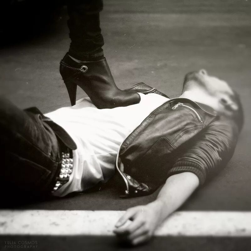 подкаблучник. наступили на ногу каблуком. каблуком живот. мужчина под каблуком. красивые девушки на каблуках.