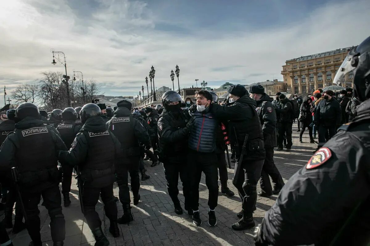 Митинги в москве 24 февраля. Митинг. Протесты в Москве. Москва митинг на Манежной. Антивоенная демонстрация в Москве.