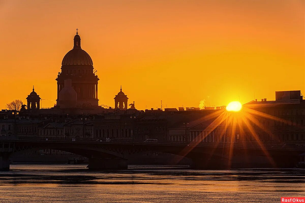 Санкт-петербург восход на неве. Восход солнца в петербурге сегодня. Санкт-петербург улицы. Красивый рассвет в пите. Санкт-петербург восход на неве.