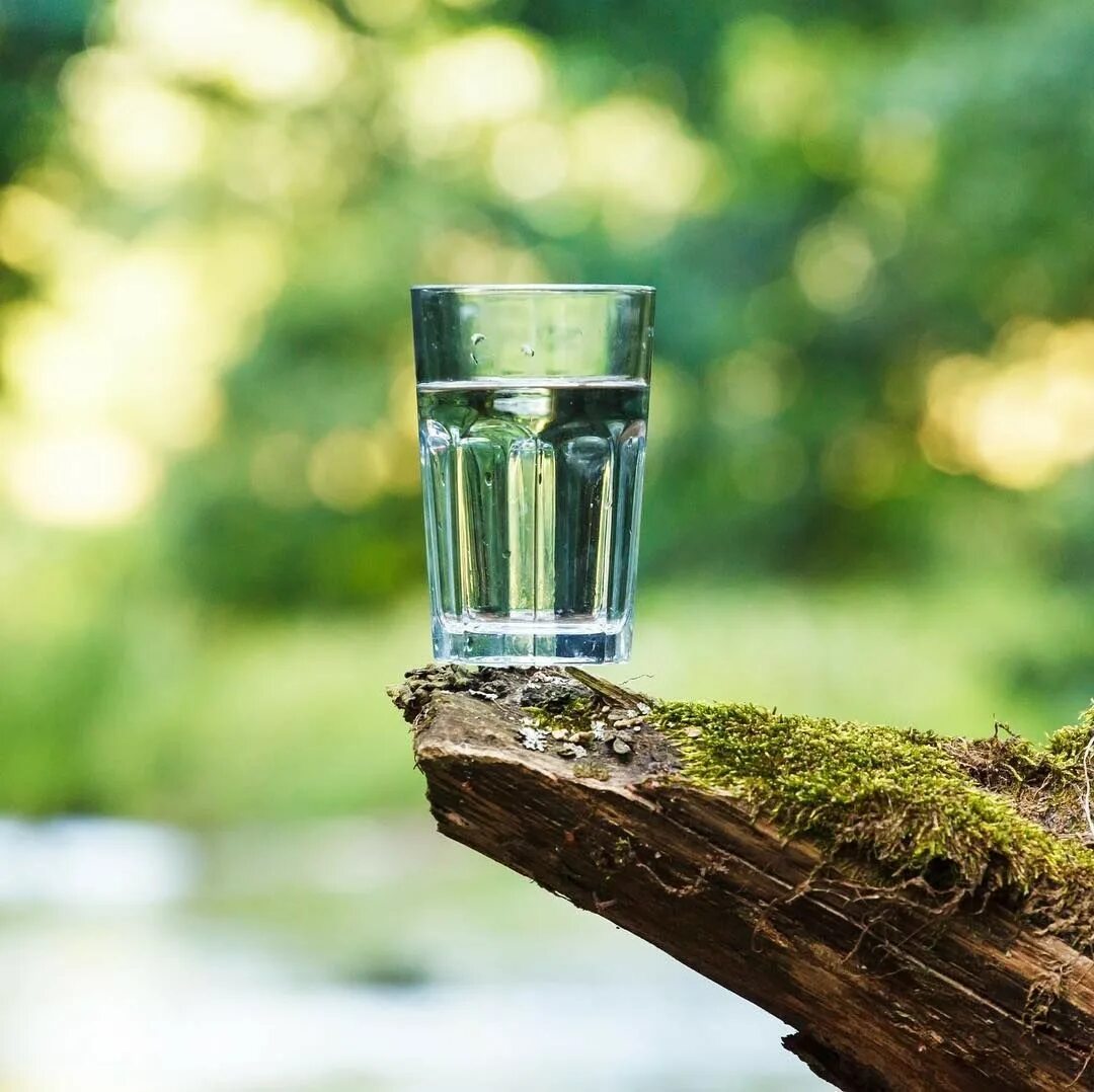 Почему родниковая вода. Стакан воды. Чистая вода. Стакан воды на природе. Красивые стаканы для воды.