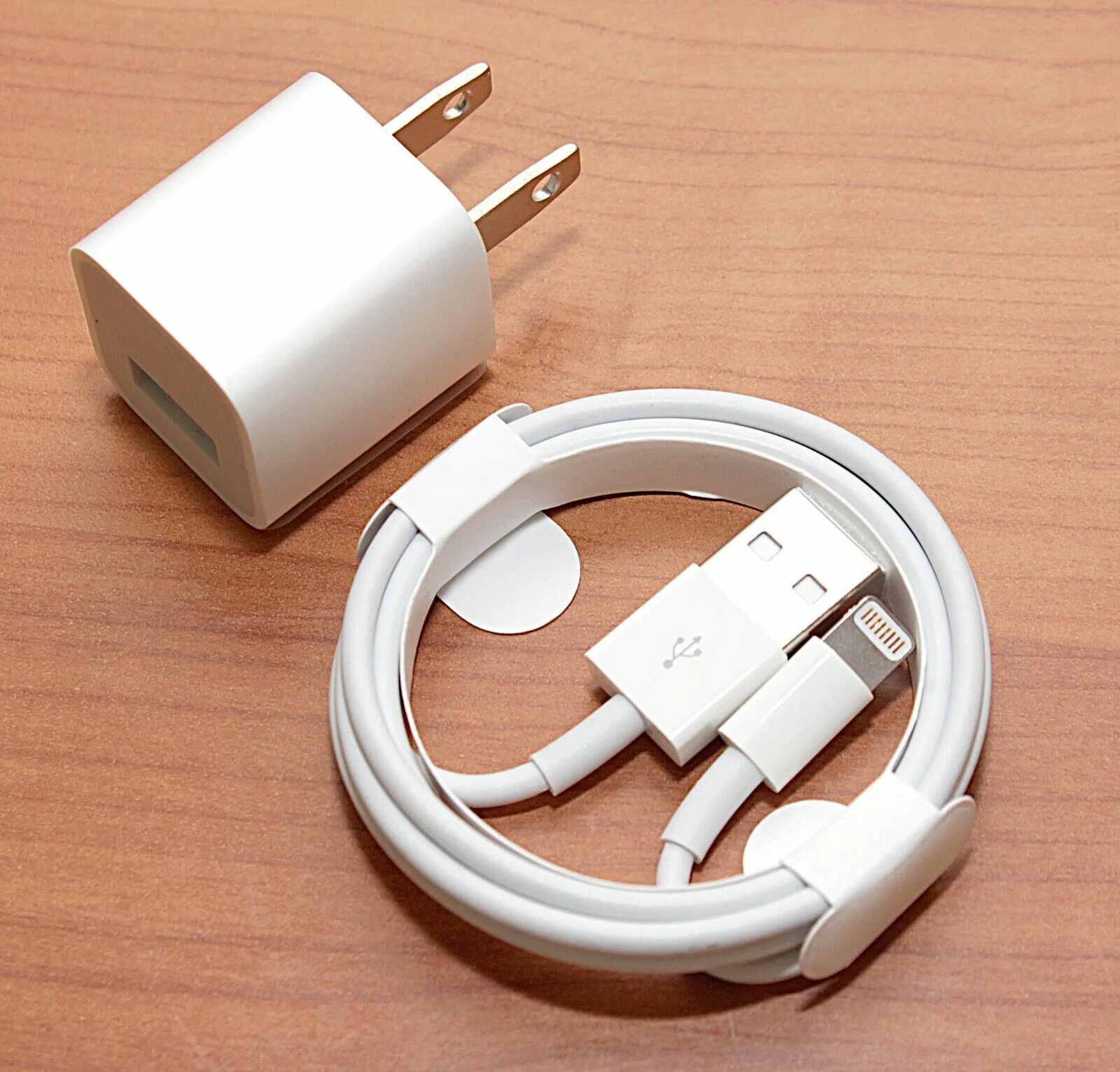 Адаптер айфон оригинал купить. 5w Original Charger iphone. Iphone 12 Cable Charger. Адаптер 1а USB iphone. Комплект блок кабель iphone 13 Pro Max.