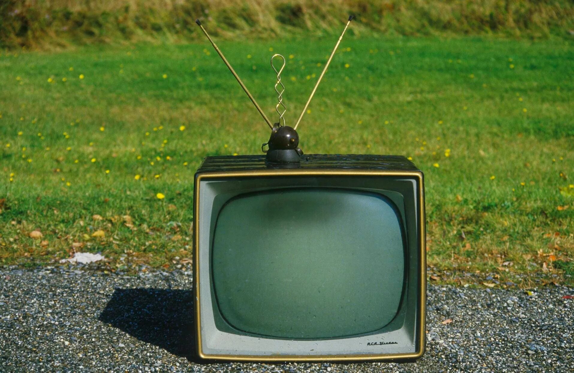 Старый телевизор. Телевизор с антенной. Старый телевизор с антенной. Ретро телевизор.