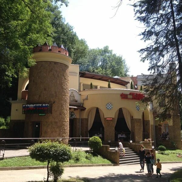 Шахматный домик нальчик. Шахматный домик кисловодск. Шахматный домик кисловодск. Гостиница шахматный домик кисловодск. Парк нальчик шахматный домик.