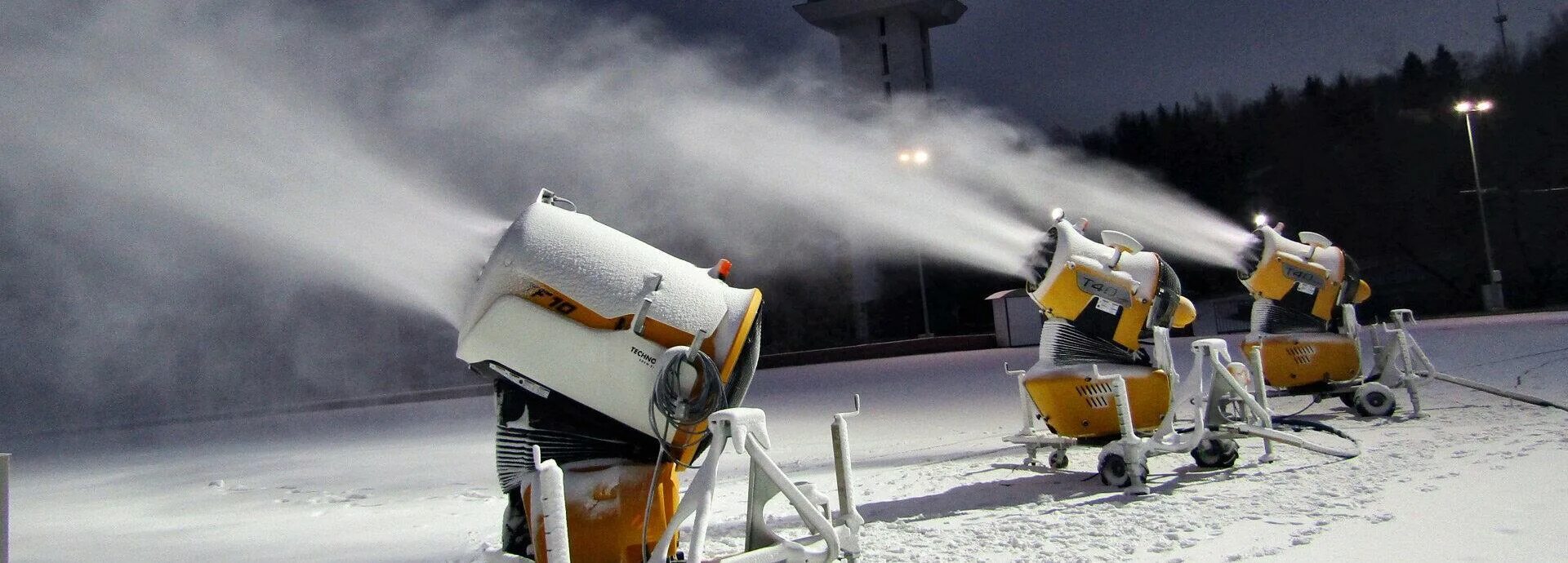 Снеговая работа. Уборка снега. Лопата для уборки снега. Участок зимой. Расположение куч со снегом амазинг.