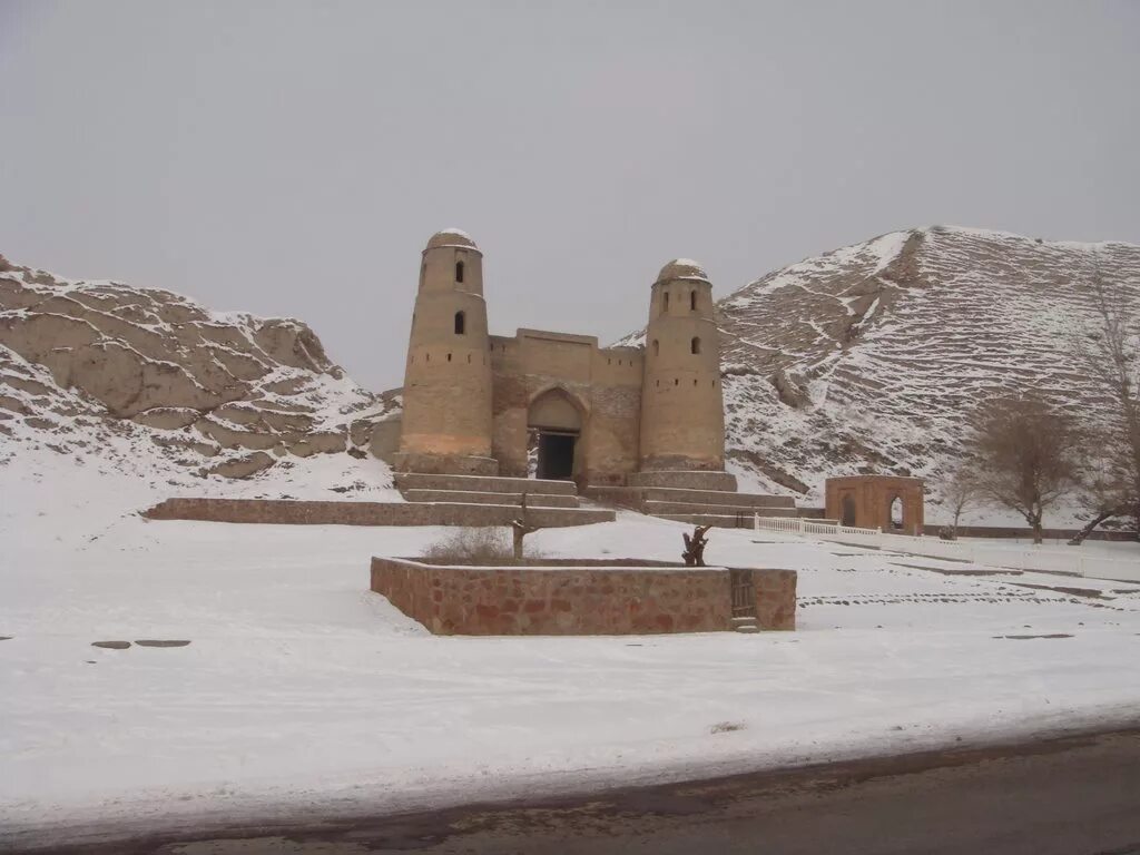 на рынке зернобобовых таджикистана. таджикистан город гиссар центр. погода гисар. пагода таджикистана гиссар. крепость гисар гиссарская в таджикистане.