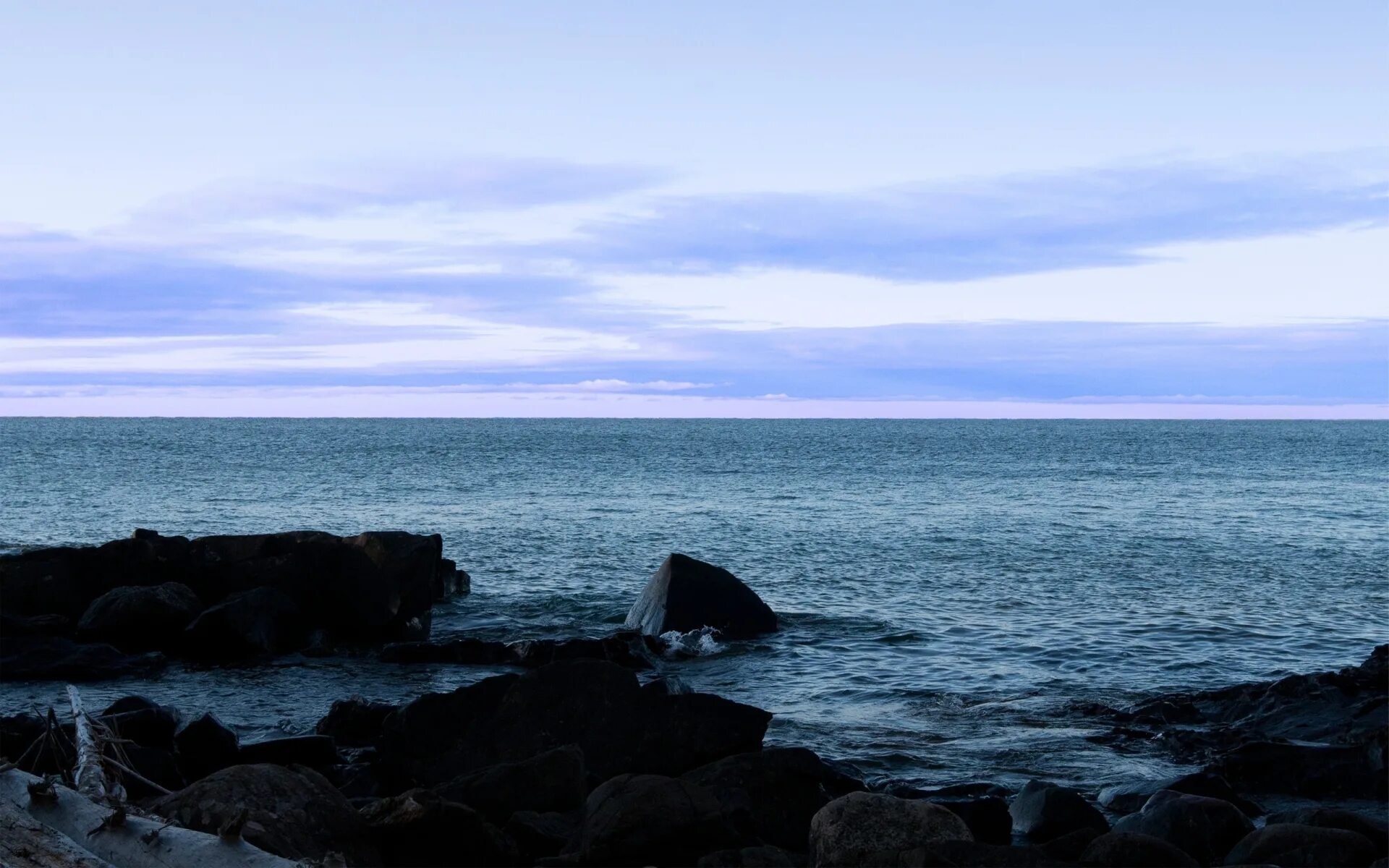 Загадочное море. Море внизу. Закрытое море. Загадочность в море. Далеко от берега вода зеленая подчеркнуть