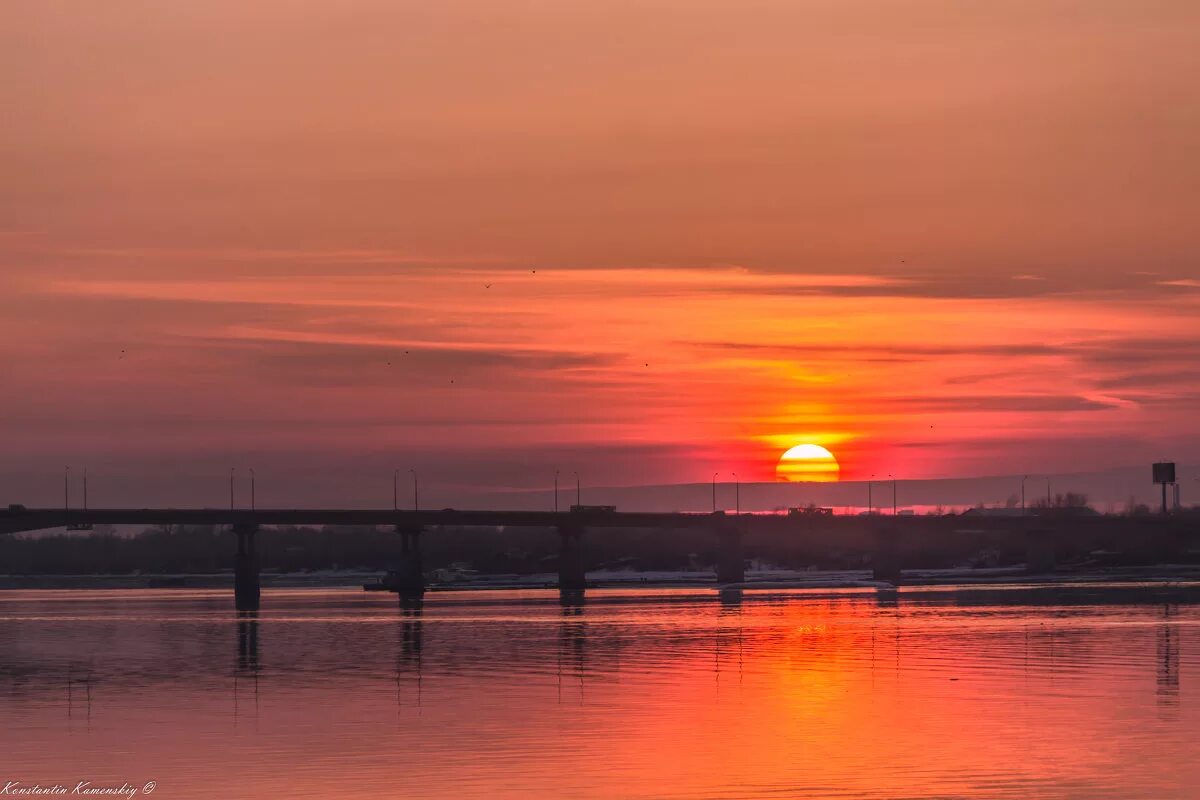 Набережная онежского озера вечером. Астрахань лето набережная. Рассвет новосибирск речной вокзал. Рассвет кама пермь. Заход солнца в набережных.