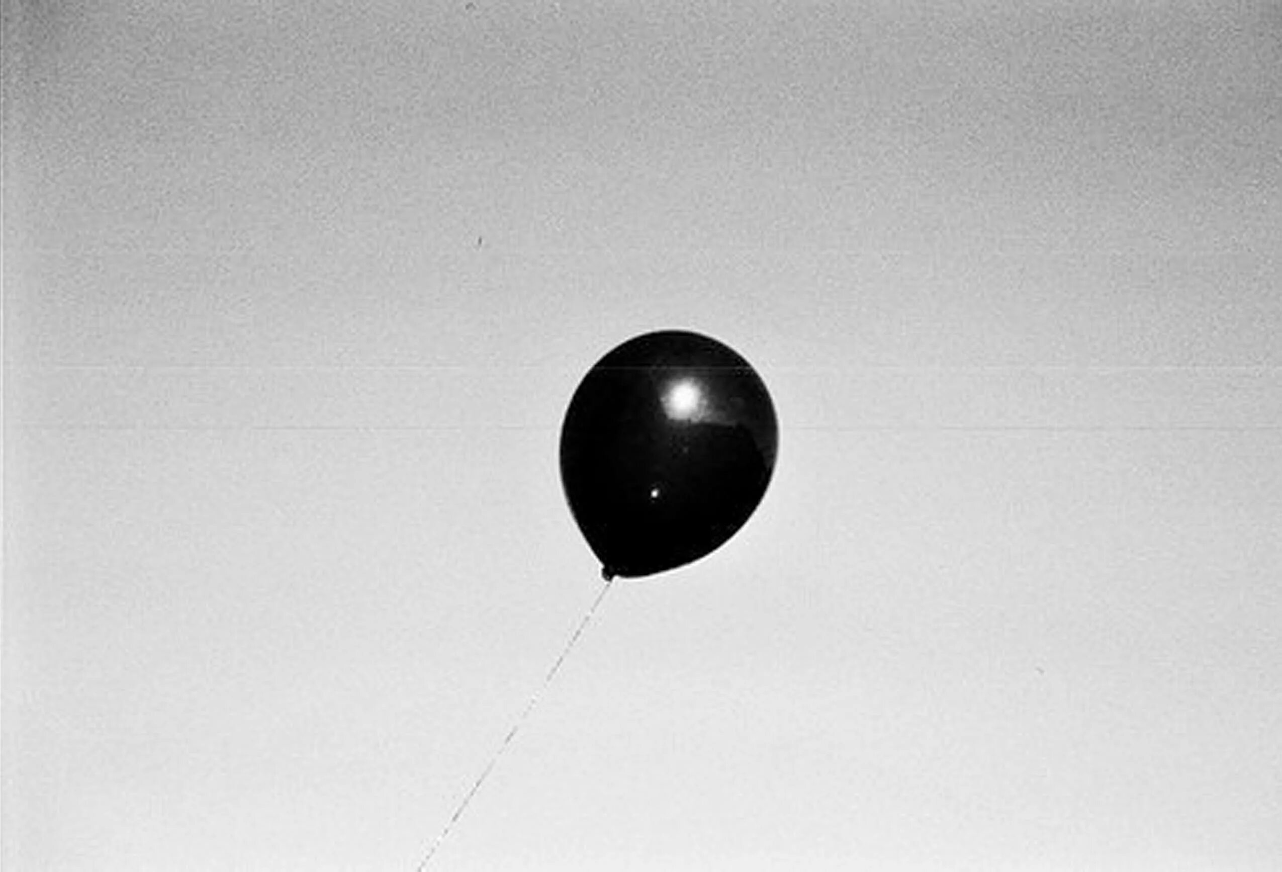 “Черный шар” (the Black Balloon), 2008. Черный воздушный шар. Черные шарики в небе. Шар чёрно белый. Про черного шарика