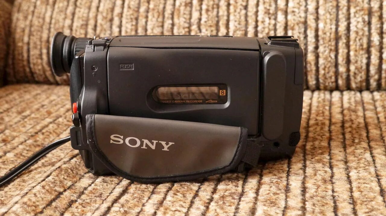 Камера 2000 года. Sony Handycam CCD-tr502e Pal. Sony Handycam CCD-tr502e кассеты. Видеокамера Sony 2000 года. Видеокамера Sony 1997.