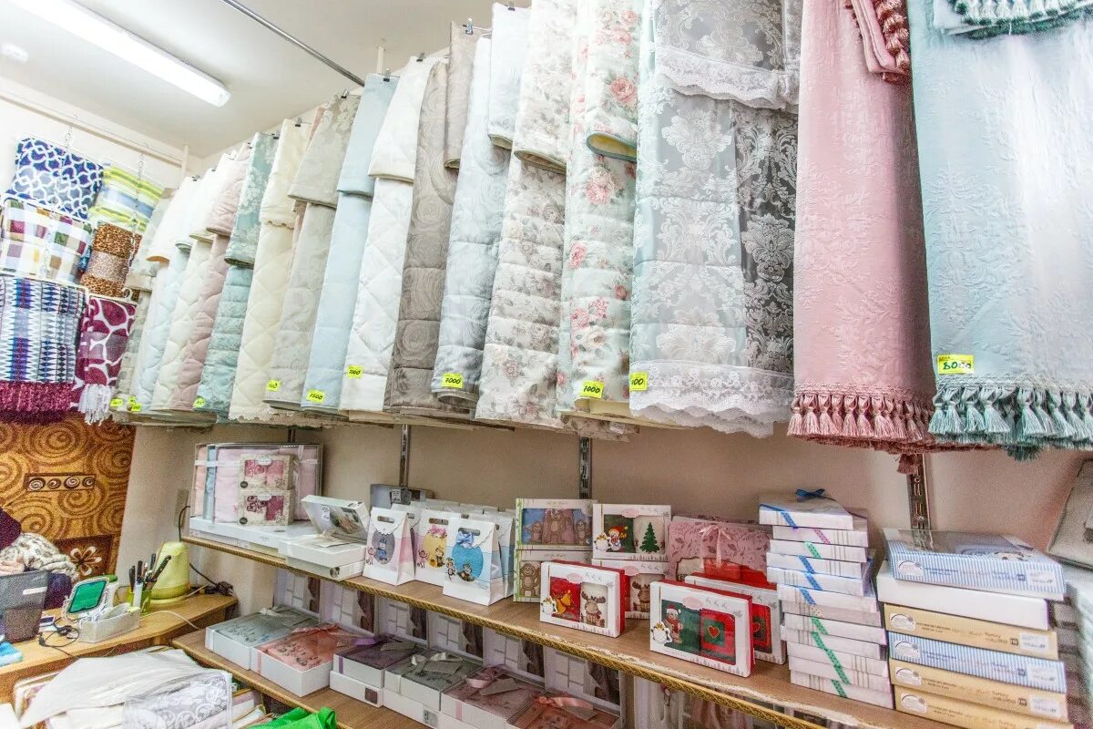выкладка текстиля в магазинах. реклама постельного белья. домашний текстиль рынок. оборудование для текстильного магазина. магазины постельного белья и полотенец.