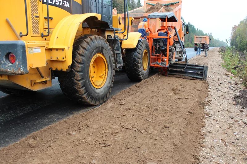 Косилка кусторез на трактор мтз 82. Укладчик обочин мтз 82. Укрепление обочин крошкой. Содержание обочин. 02.