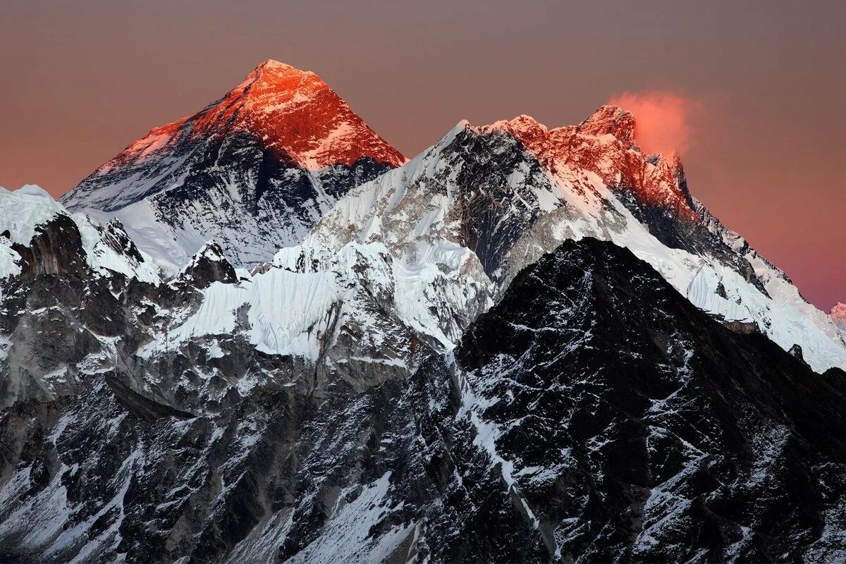 Какие горы самые высокие в мире. Эверест Джомолунгма. Горная вершина Джомолунгма (Эверест). Вершины: гора Джомолунгма (Эверест),. Джамалумба гора и Эверест.