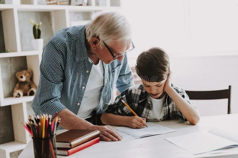 Дед учит внука. Бабушка делает уроки с внуком. Дедушка преподает. Уроки с внуком.
