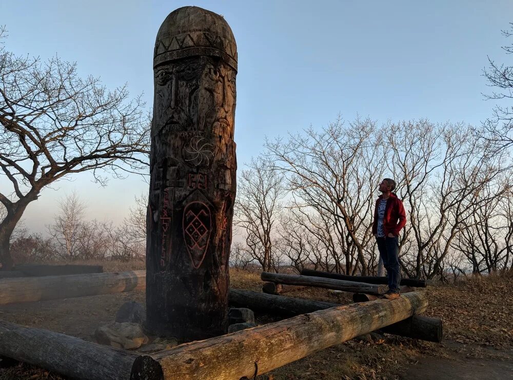 Слово капище. Мариуполь языческое капище. Капище Ярилы. Идолы капище Битцевский парк. Капище Перуна Битцевский парк.