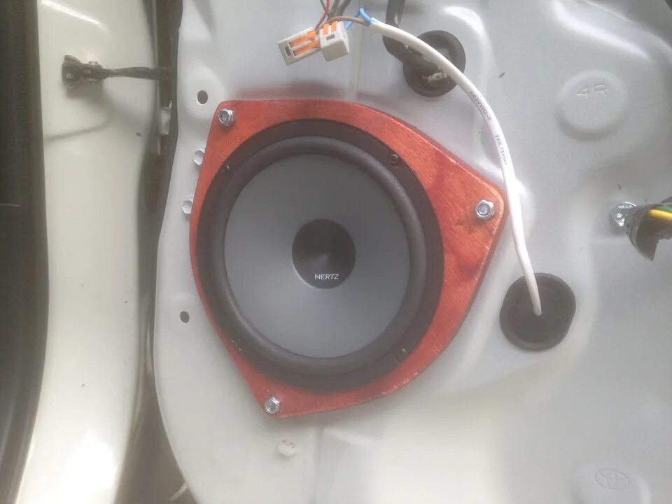 Toyota rav4 2001 размер динамиков. Toyota rav4 2 поколение штатные динамики размер. Toyota rav 4 2012 штатная акустика. Toyota rav4 2001 размер динамиков. Колонки на рав 4 2015.