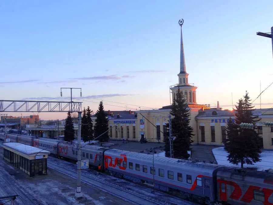 Ржд петрозаводск телефон. Станция РЖД Петрозаводск. Петрозаводский вокзал зимой. Вокзал города Петрозаводска. Вокзал Петрозаводск зимой 2022.