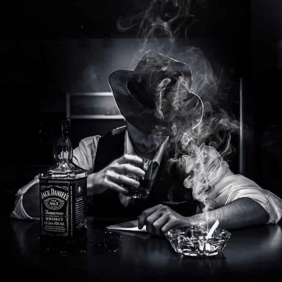 Девушка с сигарой и виски. Мужчина в шляпе с сигаретой. Сигара. Парень с сигарой и виски. Виски шляпа