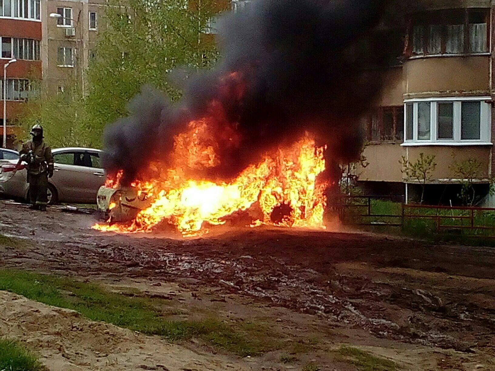 Сгоревшая верь. Сгоревшая машина во дворе. Пожарная машина во дворе.