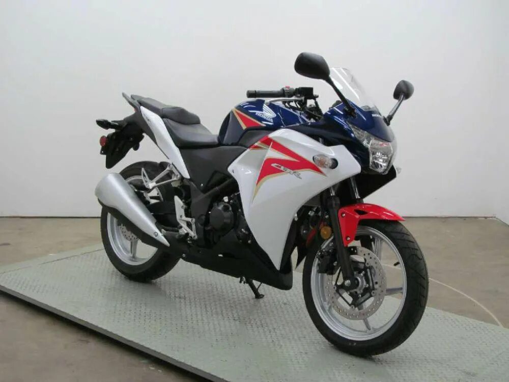 250 r в рублях. Honda CBR 250 2012. Honda CBR 250r. Honda CBR 250r 2012. Хонда CBR 250 R.