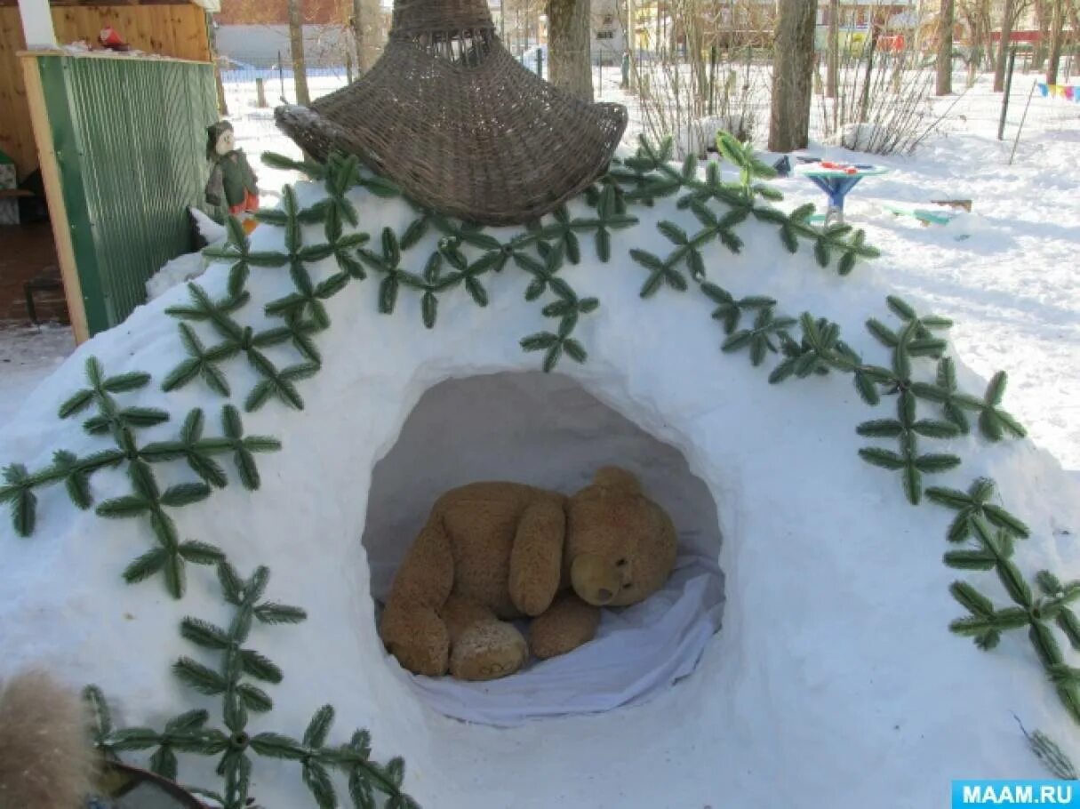 Сделать берлогу. Медведь из снега в детском саду. Поделка медведь в берлоге. Берлога из снега в детском саду. Медведь в берлоге поделка для детского сада.