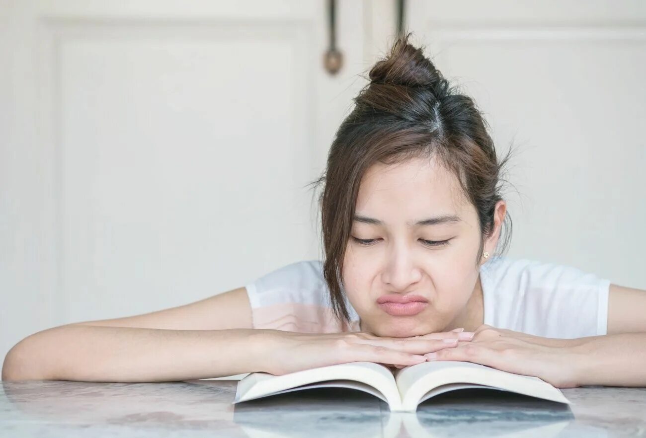 Зевающий ученик. Bored book. Куда поступить с плохим аттестатом. Дезадаптация ребенка. Скучная книга.