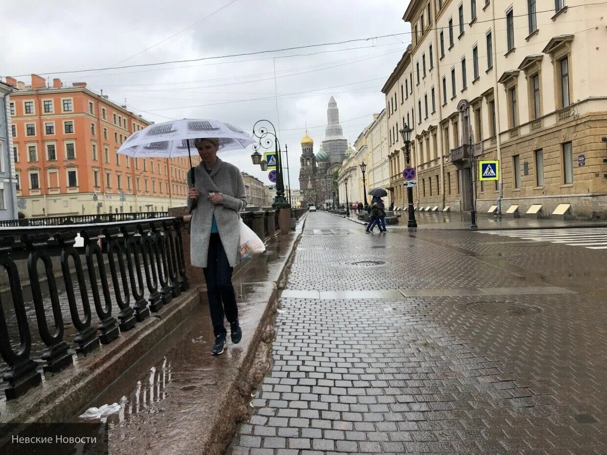 Погода питере на две. Дождь в Петербурге. Ветер в Питере. Дождливый день в Петербурге. Дождливый день Санкт-Петербург люди.