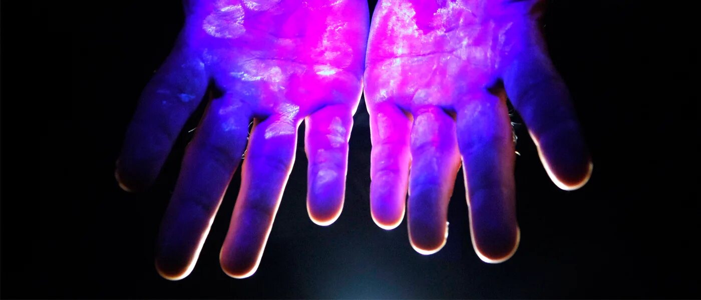 Ультрафиолетовые лучи человек. Микробы на руках. Бактерии под ультрафиолетом. Бактерии на руках для детей.