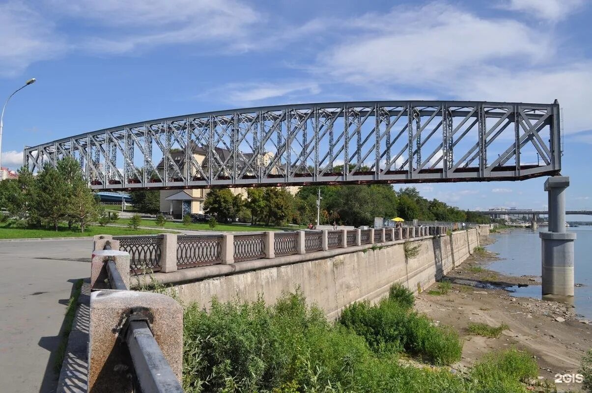 Где начинается мост. Парк городское начало Новосибирск. Памятник железнодорожному мосту в Новосибирске. Комсомольский Железнодорожный мост Новосибирск. Комсомольский Железнодорожный мост через Обь.