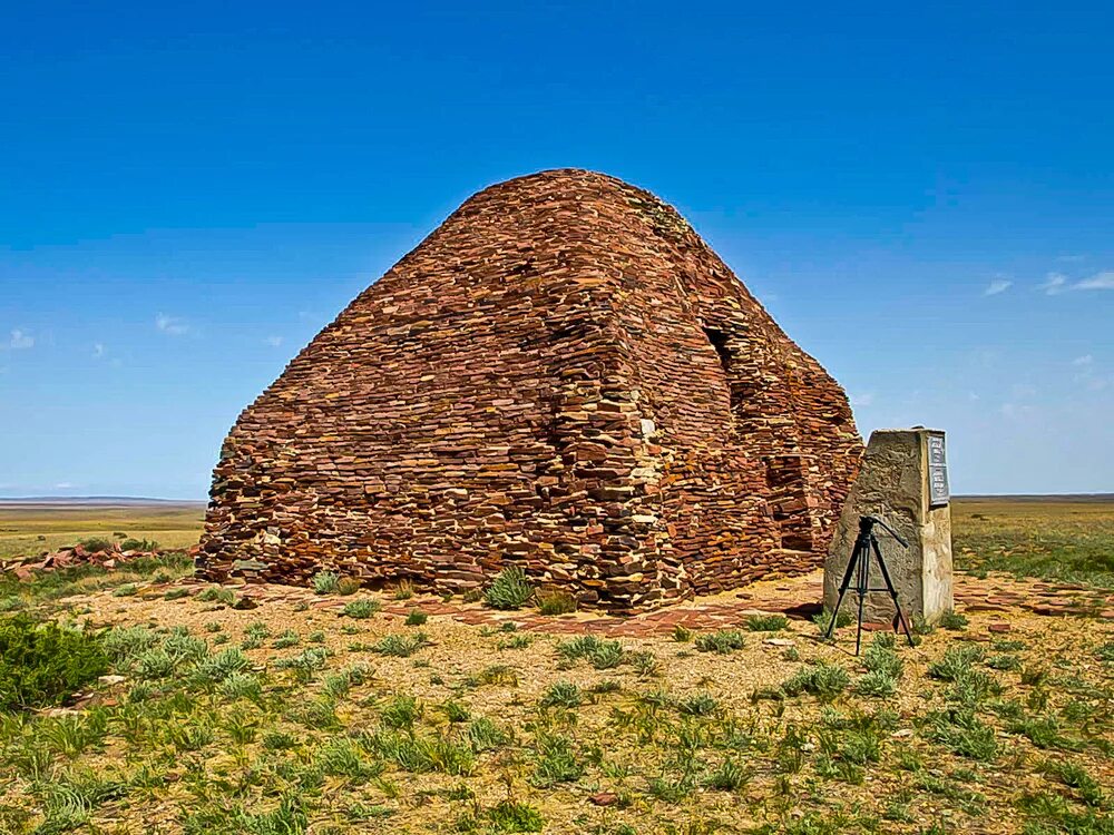Жайсан святилище. Мавзолей абат-байтак. Картина казахский ребенок. Картина кастеева наурыз. Казахстан кочевники юрта.