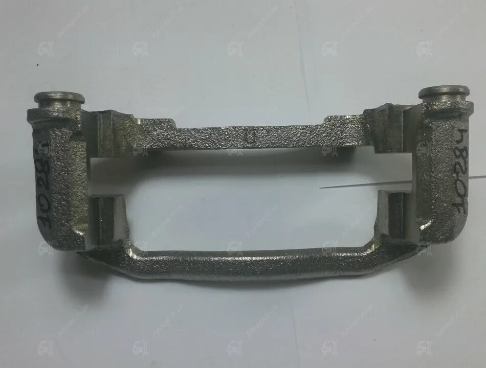 Суппорт и скобы на инфинити фх35. Honda jazz 2002-2007 скоба суппорта задний тормозной. Скоба суппорта infiniti fx35 задняя правая. Скоба заднего суппорта форд транзит 2. Hyundai solaris скоба переднего суппорта.