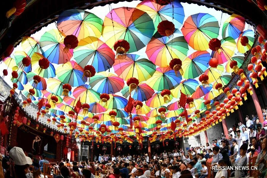 радостные туристы. праздник впечатлений. праздник впечатлений. человек на воздушном шаре. People celebrating hands on top.