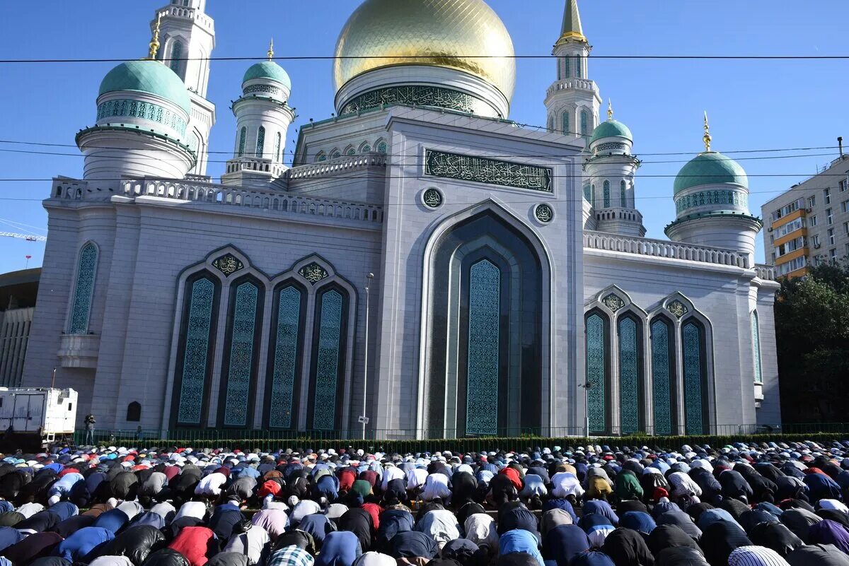 В москве есть мечеть. Большая Соборная мечеть в Москве. Курбан байрам Московская Соборная мечеть. Соборная мечеть Москва метро.