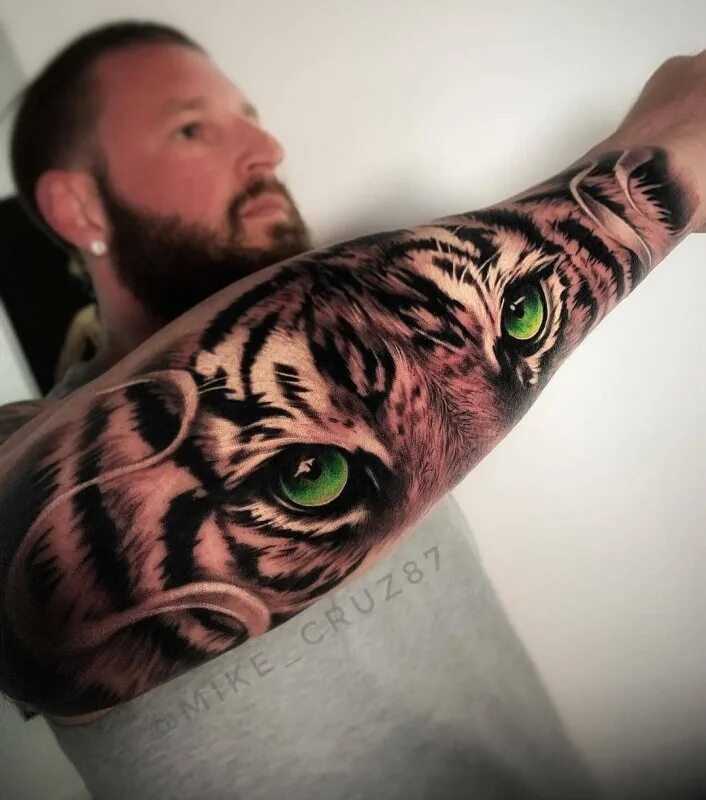 рукав тату льва с глазом. тату тигр на руке мужские. тату глаза тигра на предплечье. тату глаз тигра. тигриный глаз тату.