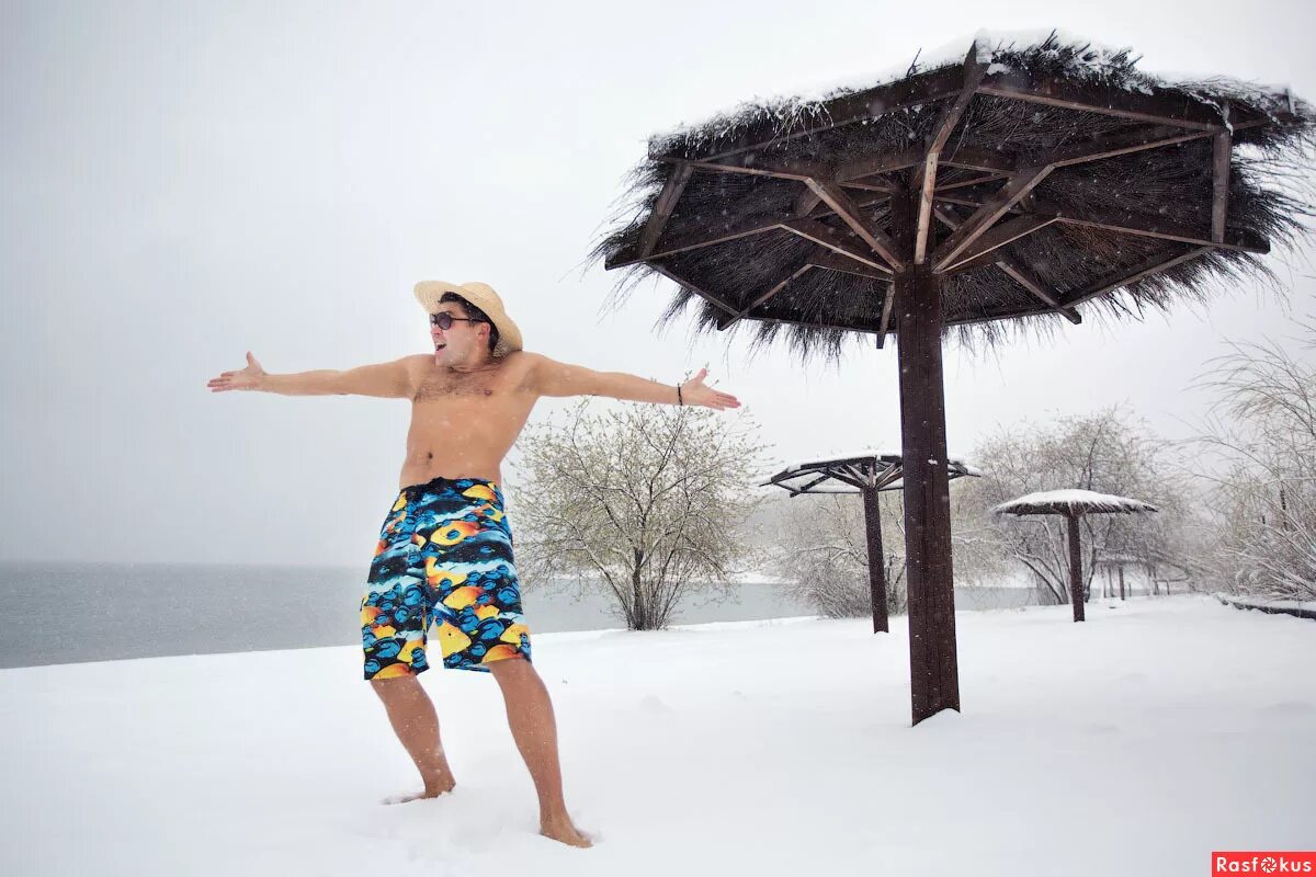 жаркая зима. дети зимой. одежда на мальчика зима. ребенку жарко зимой. дети в снегу.