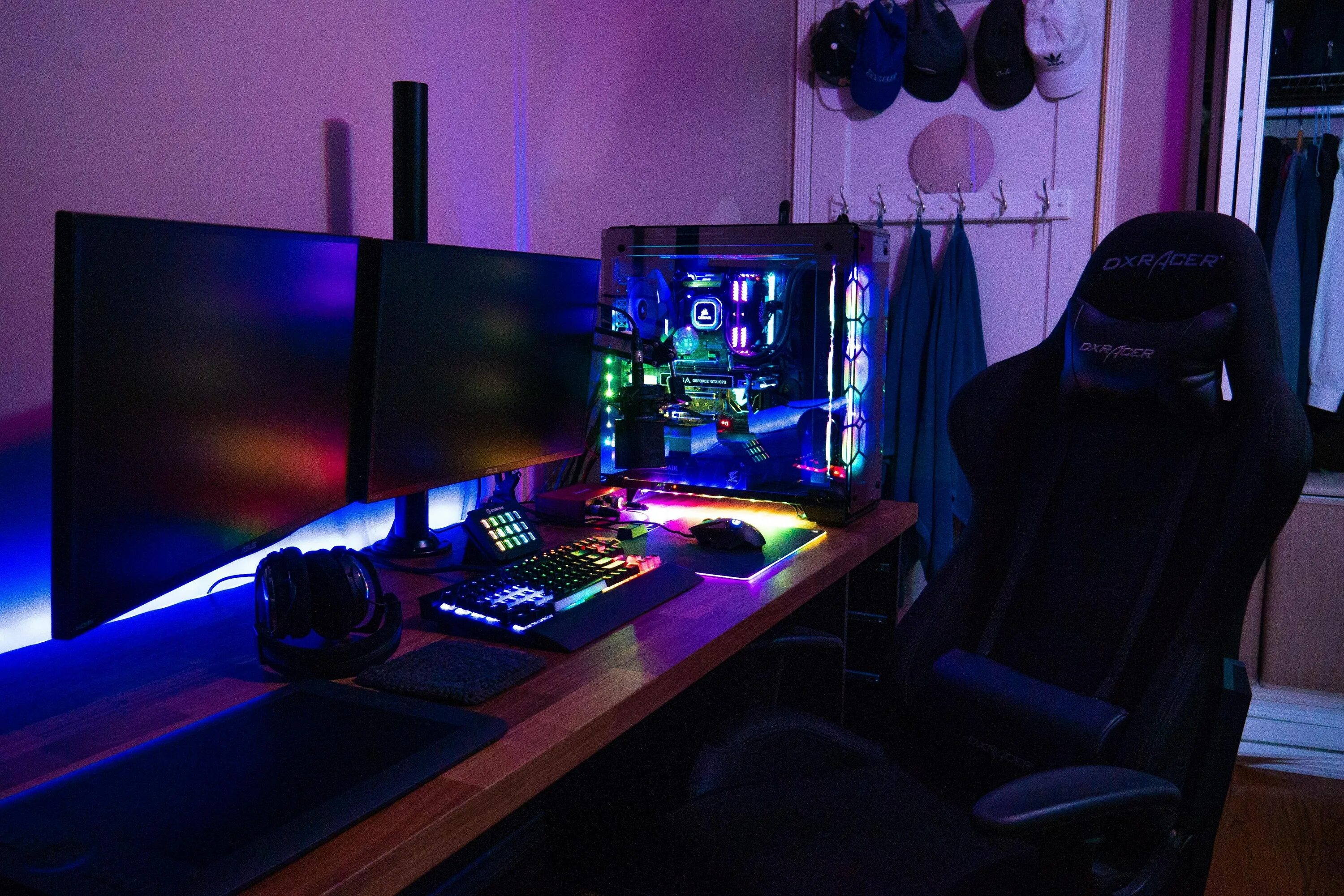 Мощная комната. Пк сетап 2019 razer. игровой сетап геймера икеа. геймерская комната. комната геймера с подсветкой.
