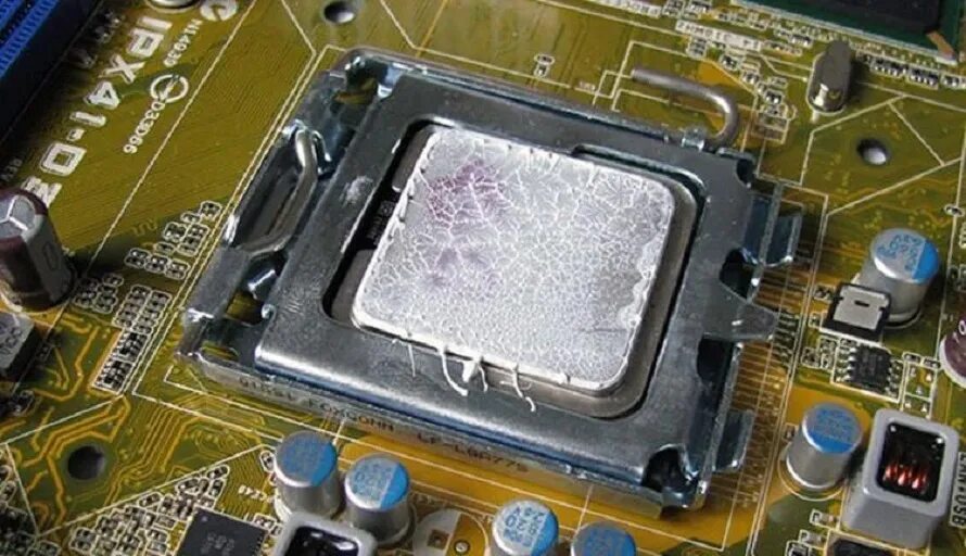 Процессор Intel термопаста. Термопаста на процессоре Интел. Термопаста стоп-035рс. Высохшая термопаста.