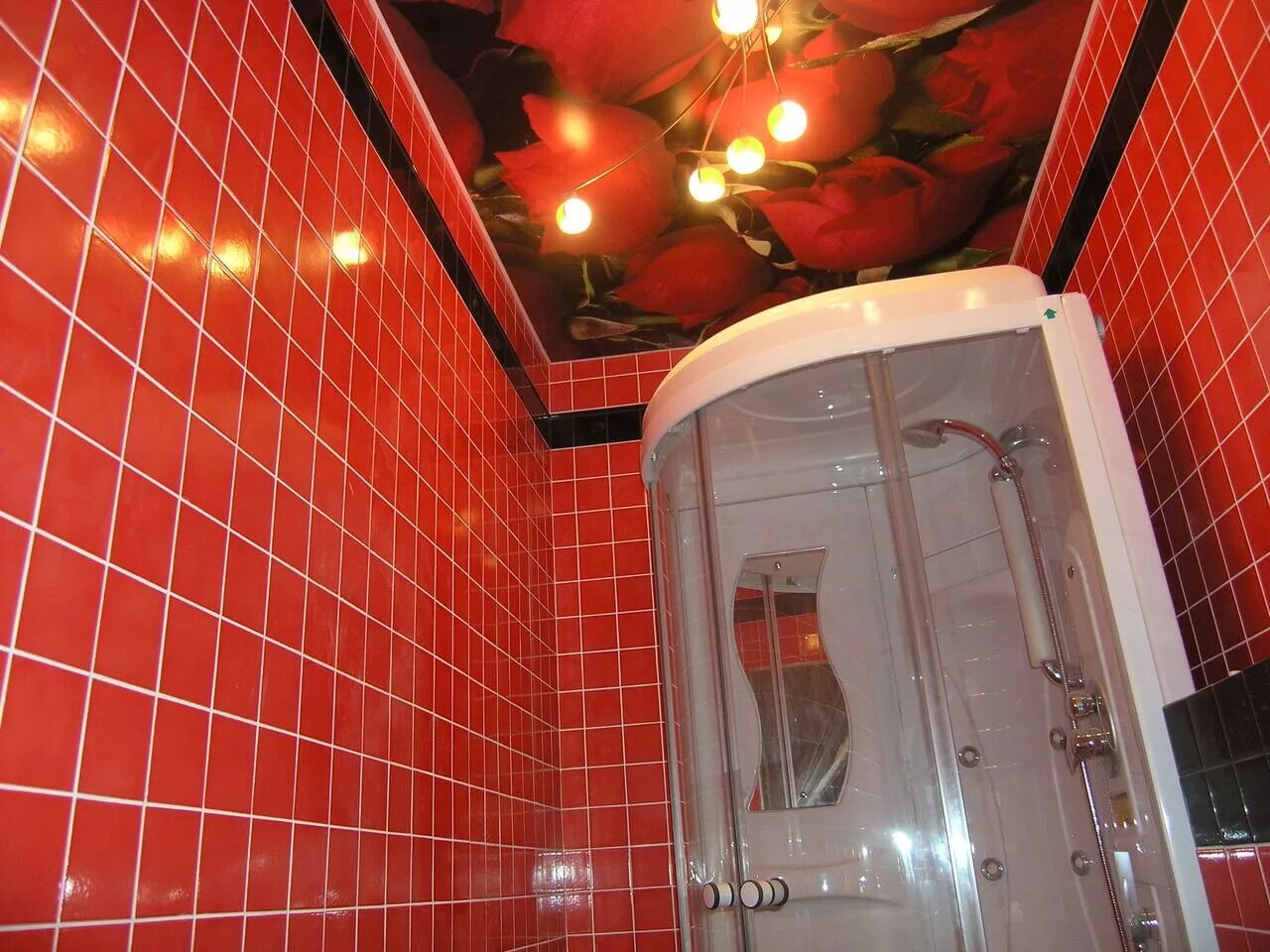 Натяжные потолки ванная плитка. Потолок в ванную комнату. Ванная потолок. Натяжной потолок ванная. Подвесные потолки для ванной и туалета.