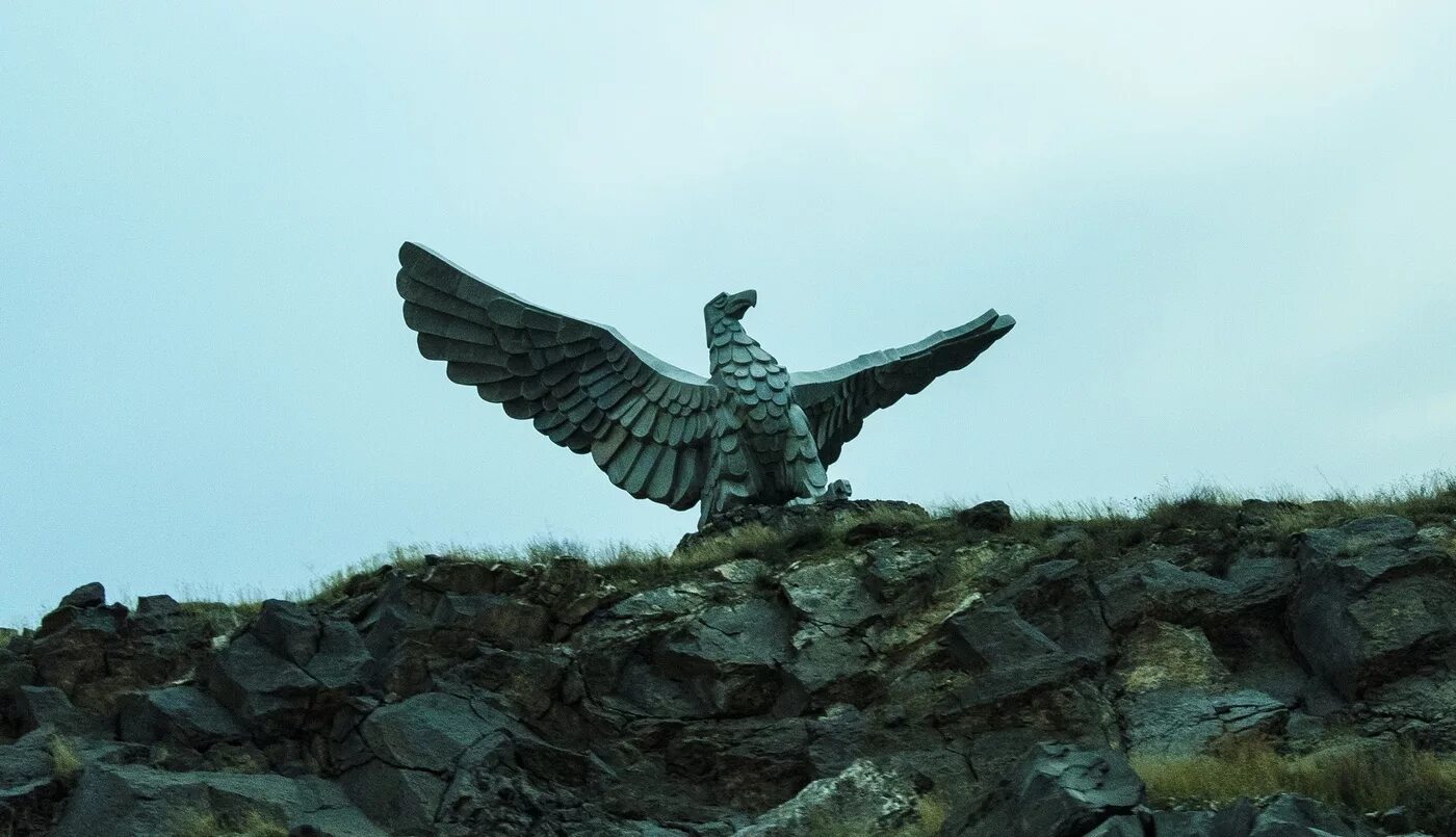 Орел ереван. Статуя орла в Ереване. Ереван Орел памятник. Армения Севан Орел. Ереван монумент с орлом.