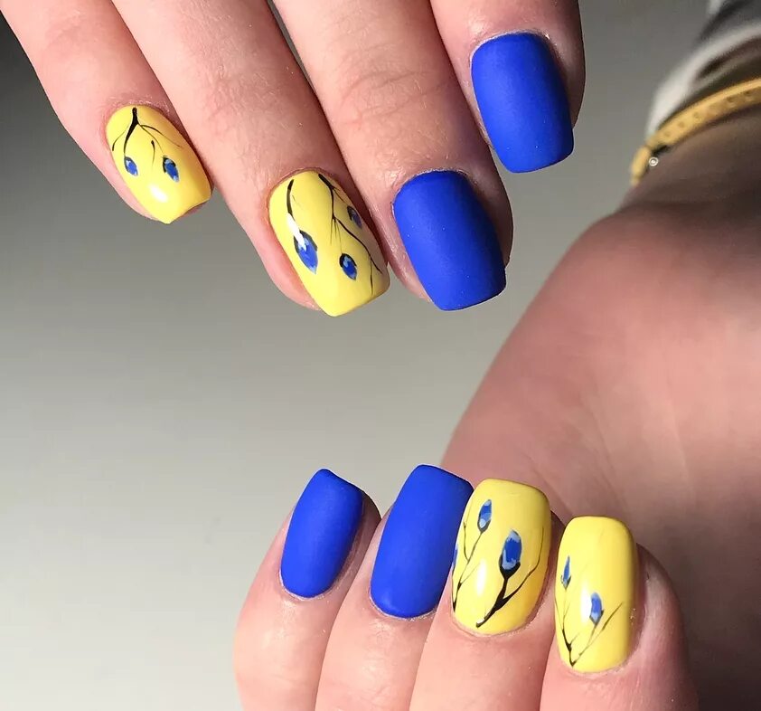 Желтые ногти. Маникюр в желто голубых тонах. Ногти синие с желтым. Жёлтый маникюр на короткие ногти.