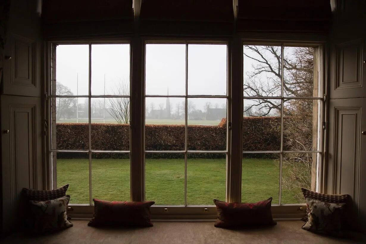 Широкий подоконник в интерьере. Комната с окном. Комната с окном. Большие окна в гостиной. Черные окна в интерьере.