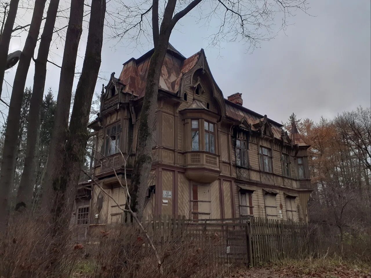 В заросшем парке стоит дом. Шуваловский парк дача месмахера. дом месмахера в шуваловском парке. дача максимилиана месмахера. усадьба шуваловский парк заброшенная.