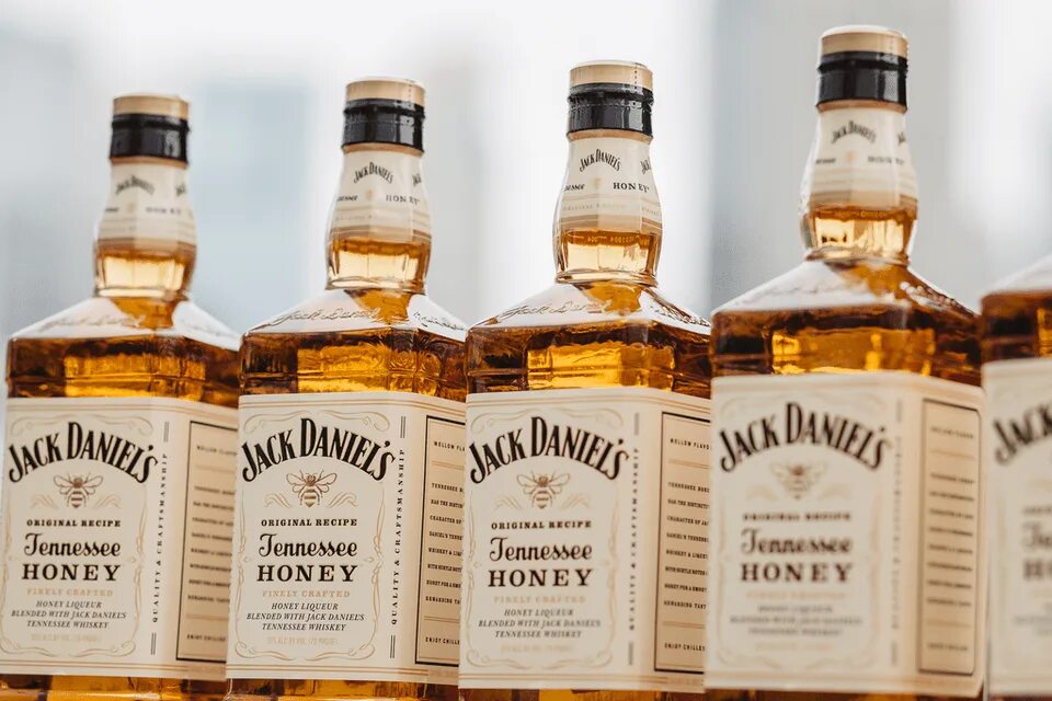 Как отличить джек. Виски Джек Дэниэлс медовый. Виски Джек Дэниэлс Хани медовый. Джек Дэниел'с Теннесси виски. Jack Daniels Tennessee Whiskey Джек Дэниэл'с Теннесси виски.