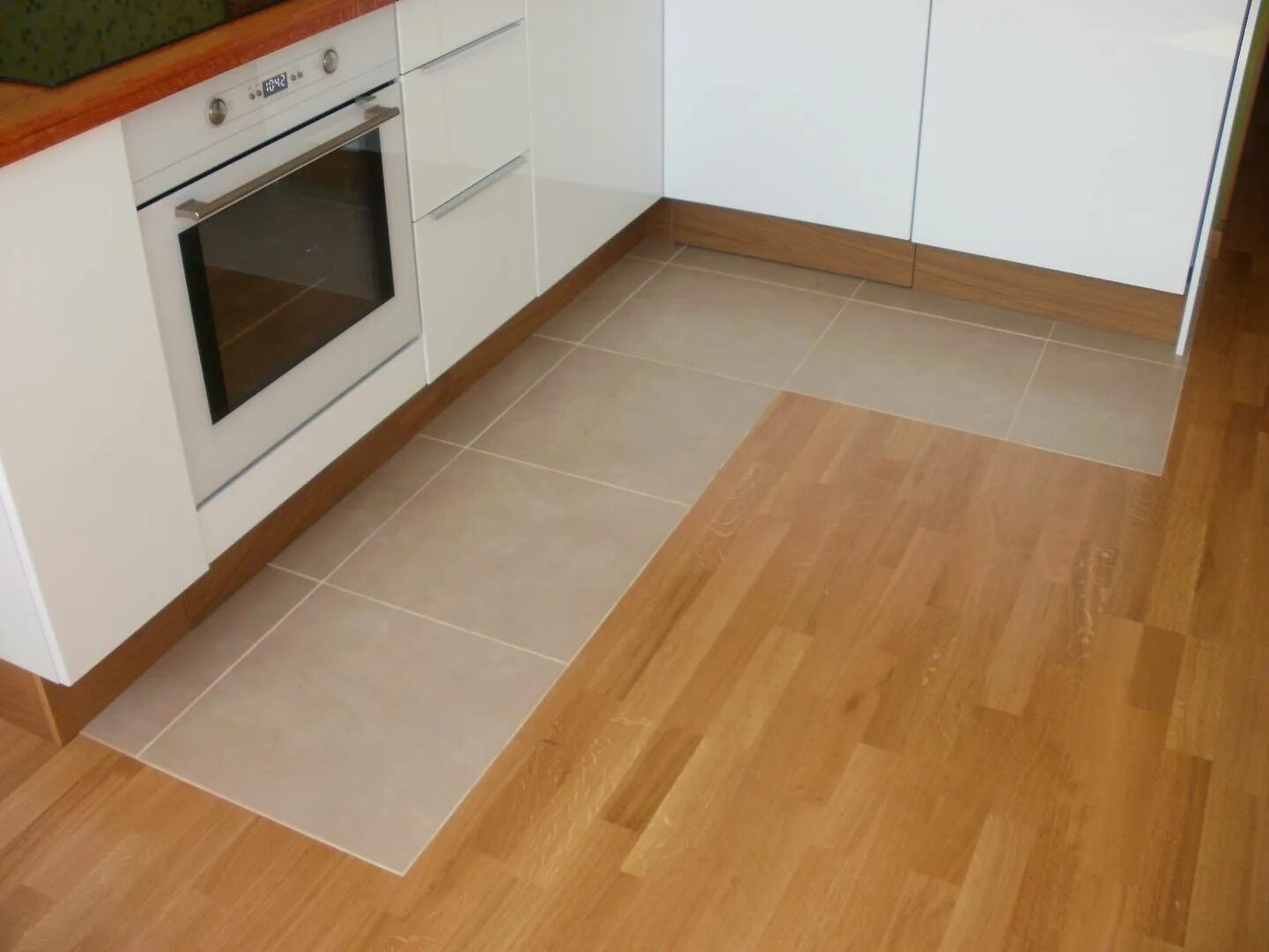 Плитка и ламинат на кухне. Плитка и линолеум на кухне. Комбинированный пол на кухне плитка и ламинат. Плитка на кухню на пол.