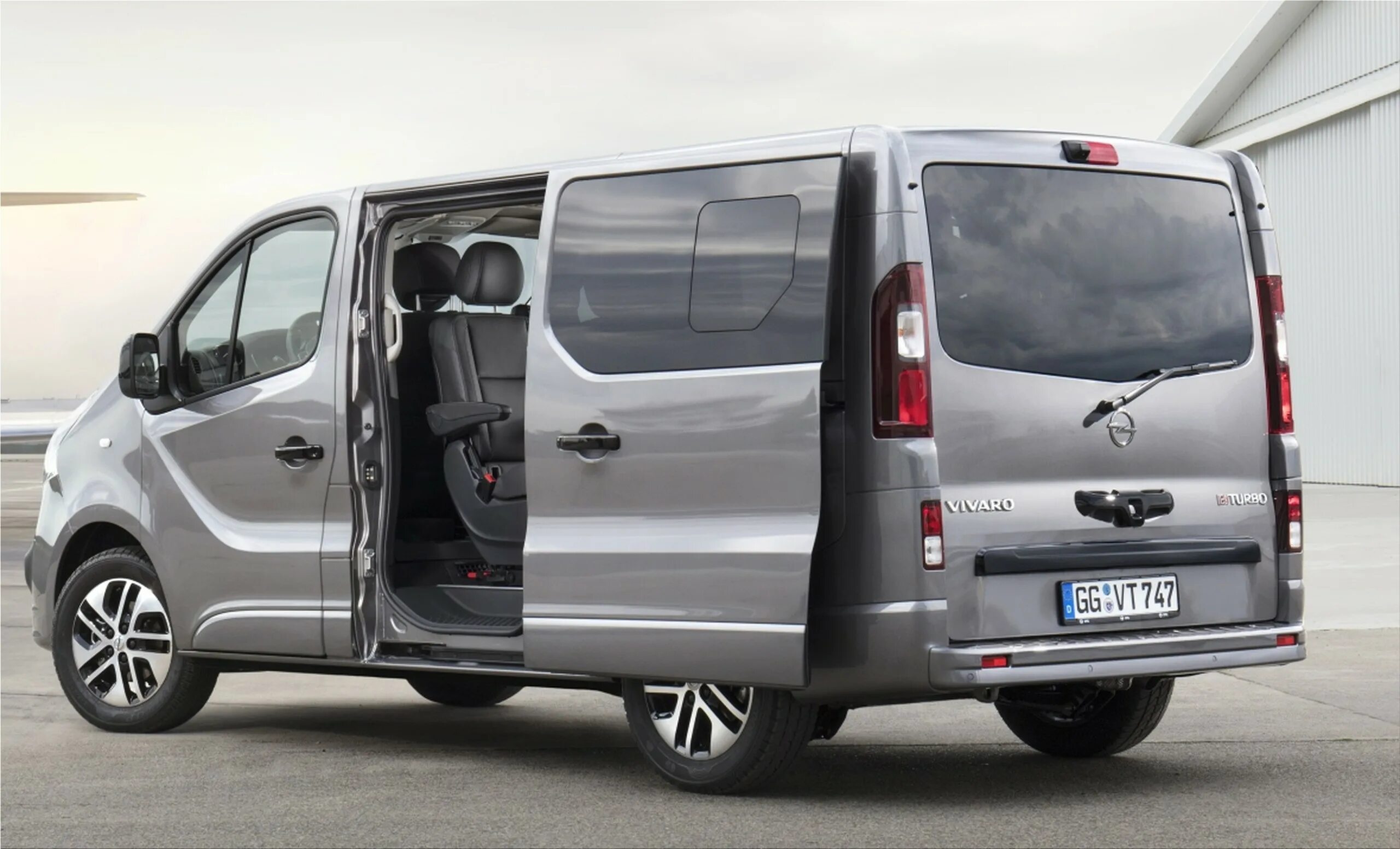 Opel vivaro купить. Опель Виваро пассажирский. Opel Vivaro Combi. Опель Виваро Tourer. Опель Виваро 2021 пассажирский.